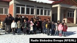 Родители и ученици од селото Горно Строгомиште во Општина Зајас пред неизграденото училиште.