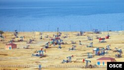 Нефтяные платформы на берегу Каспия недалеко от Баку. 22 сентября 2013 года.