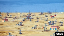 Нефтяные платформы на берегу Каспия близ Баку.