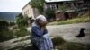 Жыхарка грузінскага гораду Горы плача каля руін свайго дому, разбуранага расейскімі бамбаваньнямі. 23 жніўня 2008 году.