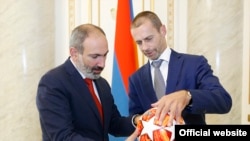 Премьер-министр Армении Никол Пашинян (слева) и президент УЕФА Александер Чеферин, Ереван, 5 сентября 2019 г.