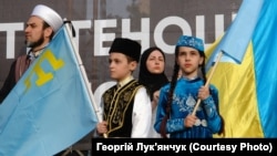 Дети в национальных крымскотатарских костюмах во время митинга ко Дню памяти жертв геноцида крымскотатарского народа. Киев, 18 мая 2019 года