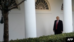 دونالد ترامپ در حال قدم زدن در کاخ سفید در روزی که مجلس نمایندگان بحث و رای‌گیری برای استیضاح او را آغاز کرد.