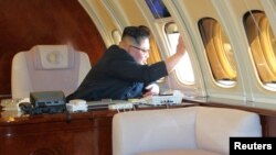 Ким Чен Ын жакында Кытайга учак менен барган. Атасы Ким Чен Ир Кытай менен Орусияга каттаганда такай брондолгон поезд гана жүрчү. 