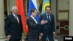 Russia -- Prime Minister Dmitry Medvedev (C) meets with his Belarusian and Kazakh counterparts Mikhail Myasnikovich (L) and Karim Masimov in Moscow, April 15, 2013