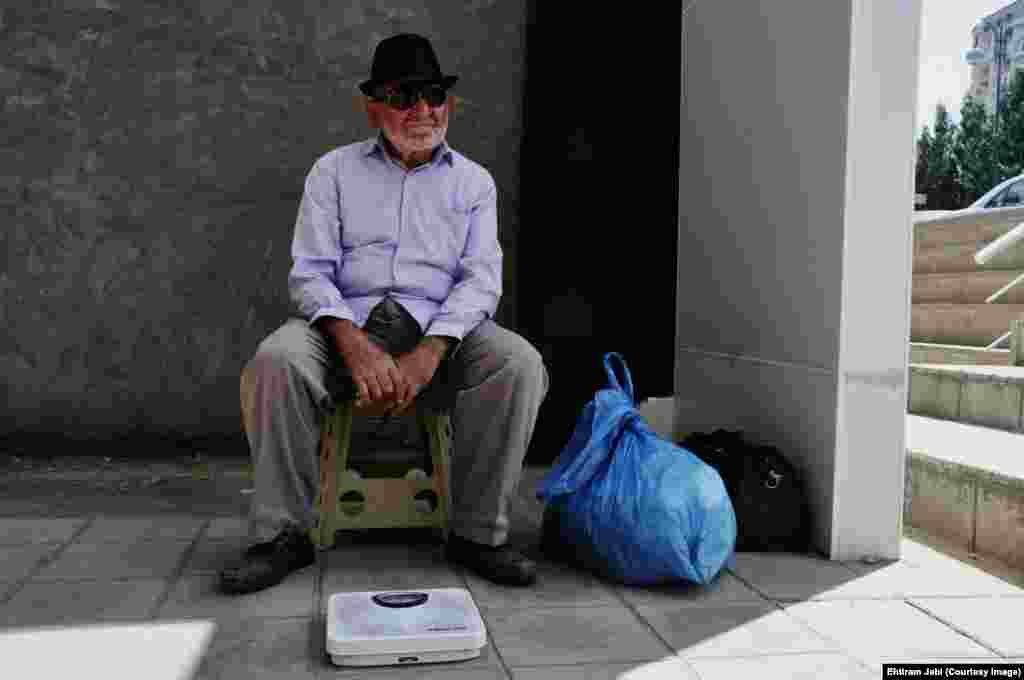 Boş vaxtlarını tərəzi işlətməklə keçirən Əli kişi