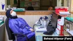 پرستار بیمارستانی در همدان در حال استراحت به‌دنبال خستگی ناشی از رسیدگی به بیماران مبتلا به کرونا