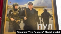 Пост Telegram-каналу «Пул Первого» пра тое як у рэзыдэнцыі Аляксандра Лукашэнкі выставілі карціну, дзе намаляваныя ён сам і яго сын Мікалай з аўтаматамі ў руках падчас падзей 2020 году ў Менску