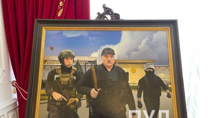 В резиденции Лукашенко выставили картину: он и его сын Николай с автоматами в руках