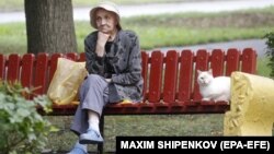 Пенсионерка с кошкой в подмосковном Подольске, 2021 год