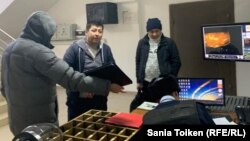 Дулат Агадил (в центре) в отделении полиции Целиноградского района. Акмолинская область, 15 ноября 2019 года.