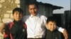 Мұрат Ниязов ұлдары Наурыз және Жеңіспен бірге өздері тұрып жатқан саяжай ауласында. Ақтөбе, қазан, 2009 ж.