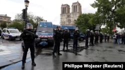 Ֆրանսիա - Ոստիկանները Փարիզի Աստվածամոր տաճարի մոտ՝ հունիսի 6-ի միջադեպից հետո