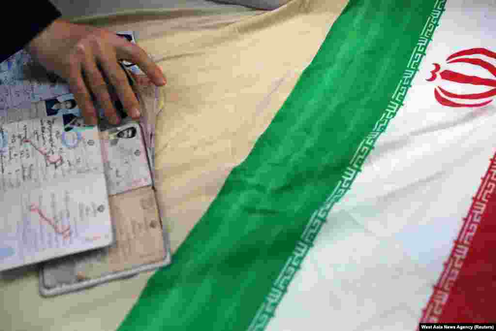 Provjera dokumenata birača na glasačkom mjestu, Teheran (18. juni)