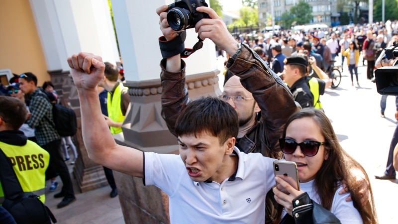 Участники антиправительственной акции протеста в Алматы в День единства народа Казахстана, 1 мая 2019 года. 