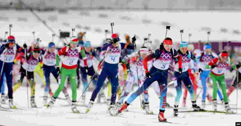 Athletes in action during the women&#39;s 12.5-kilometer mass-start competition at the Laura Cross Biathlon Center. (epa/Armando Babani) 