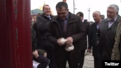 Глава Ингушетии Юнс-бек Евкуров отрезает помпон с шапки мальчика