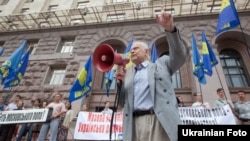 Дмитро Павличко виголошує промову перед учасниками акції протесту біля будівлі Київради проти перейменування вулиці Мазепи, 8 липня 2010 року
