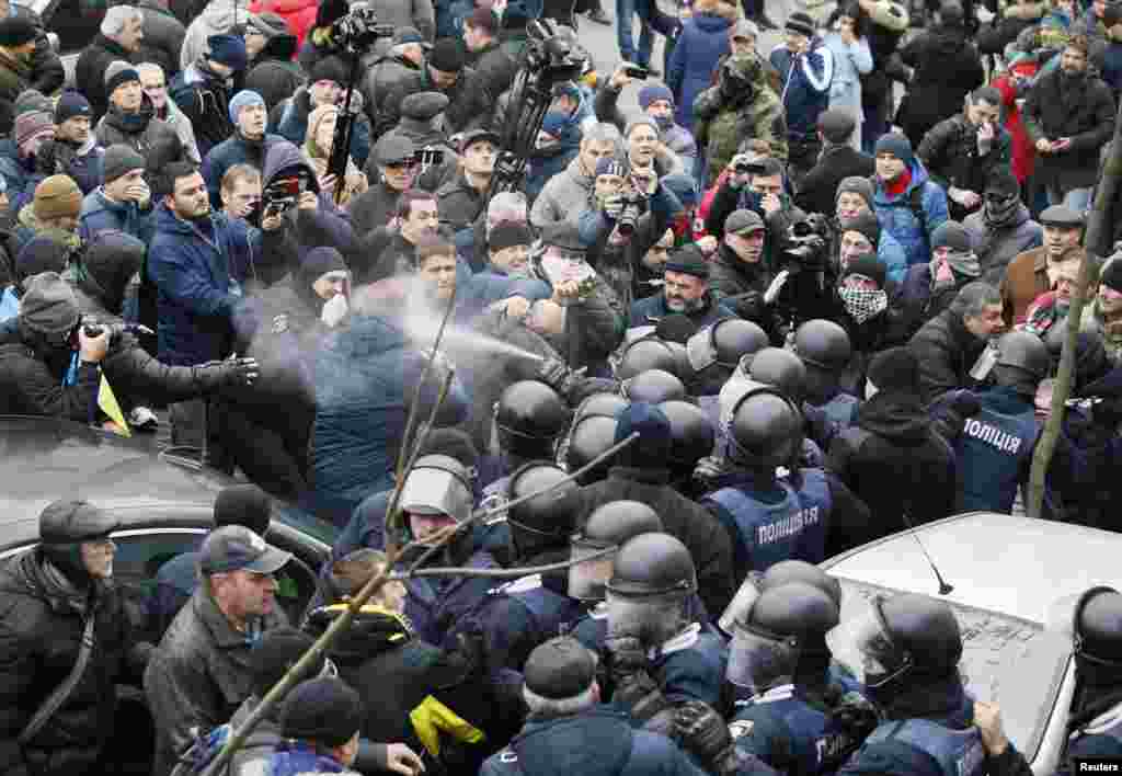 Сутички між силовиками та мітингувальниками із застосуванням сльозогінного газу під час звільнення Міхеїла Саакашвілі з автомобіля силовиків. Київ, 5 грудня 2017 року ПЕРЕГЛЯНЬТЕ ВІДЕО