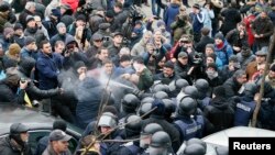 Полиция использует слезоточивый газ для разгона сторонников Михаила Саакашвили. Киев, 5 декабря 2017 года.