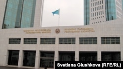 Главный вход в мажилис парламента Казахстана.