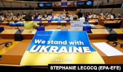 Плакат на підтримку України в залі засідань Європейського парламенту в Брюсселі. Березень 2022 року