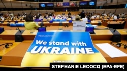 Pano në mbështetje të Ukrainës gjatë një mbledhjeje të posçme të Parlamentit Evropian, të fokusuar në agresionin rus. Bruksel, 1 mars, 2022.
