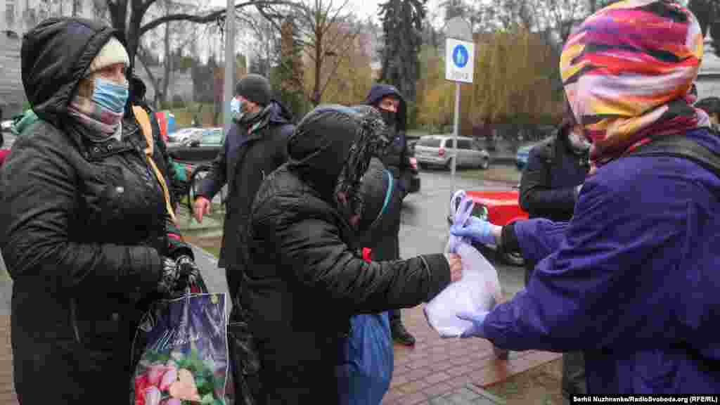 Кожен отримав вітальну листівку і подарунки від волонтерів.