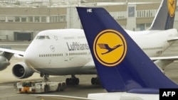 Літаки німецької авіакомпанії Lufthansa на злітно-посадочної смузі аеропорту Франкфурта-на-Майні. 17 лютого 2010 року