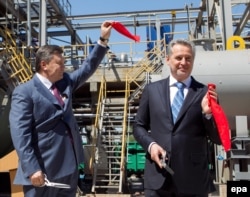 Дмитрий Фирташ (справа) и Виктор Янукович открывают в Крыму завод по производству серной кислоты. Апрель 2012 года