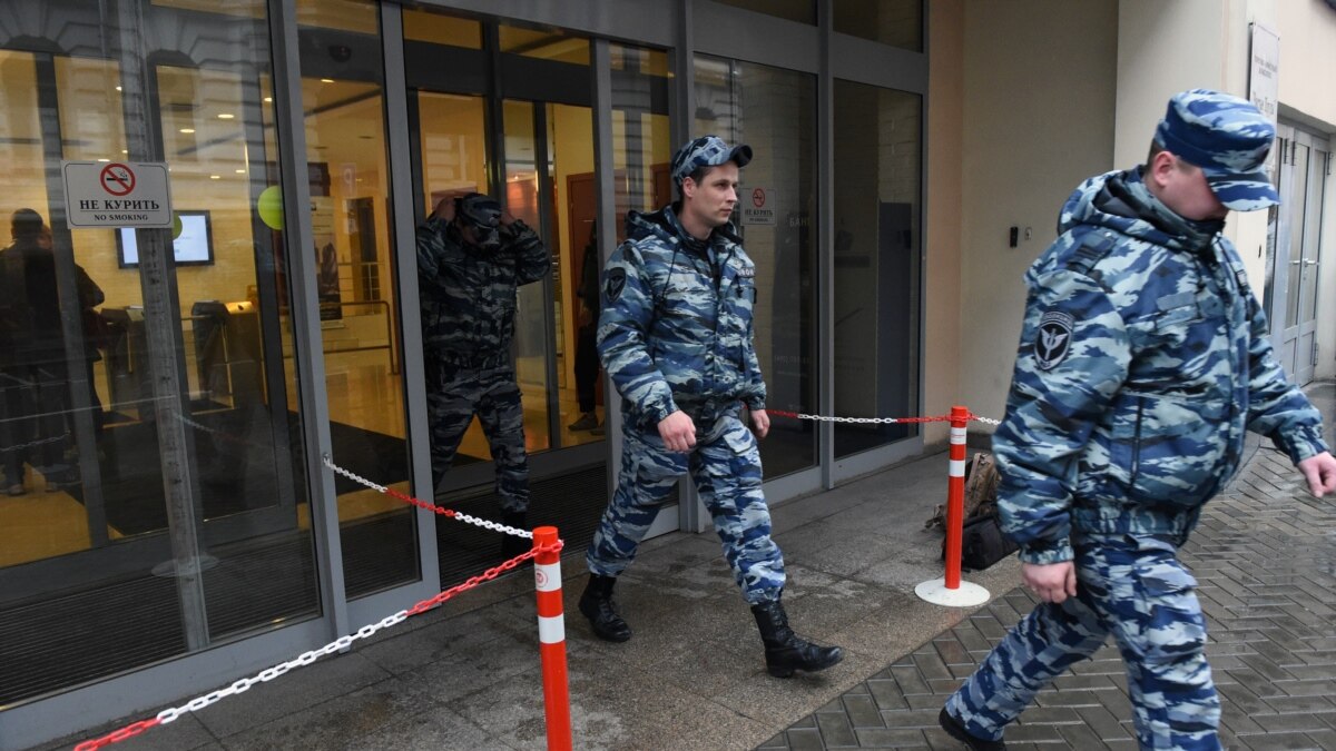 Выход полиции. Обыск в России. Обыск открытой России. Обыск ЮКОС. Обыски в садах России.