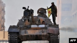 تانکی با پرچم ی‌پ‌گ در حسکه، شمال‌شرقی سوریه