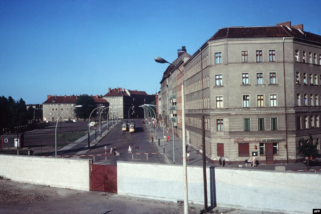 Берлінський мур і квартали Східного Берліна за ним. 1968 рік