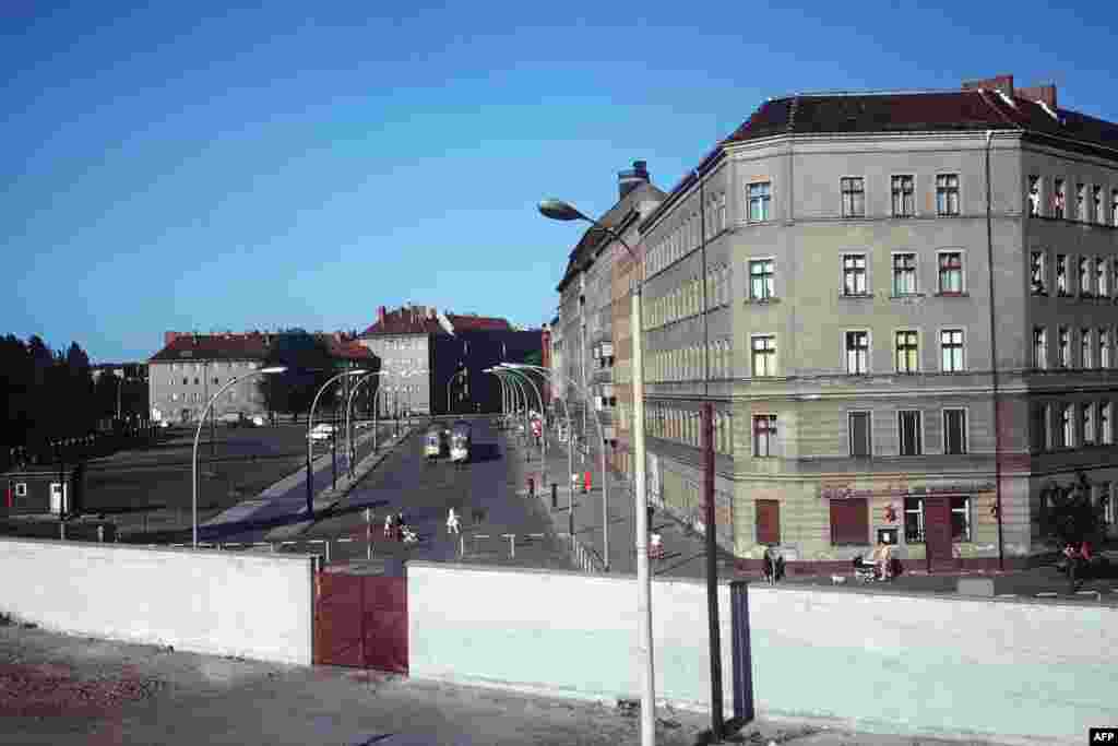 Fotografie a Zidului cu imagine a Berlinului răsăritean în spate (iunie 1968). 