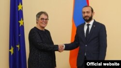Председатель Национального собрания Армении Арарат Мирзоян (справа) и председатель ПАСЕ Лилиан Мари Паскье, Ереван, 27 марта 2019 г.