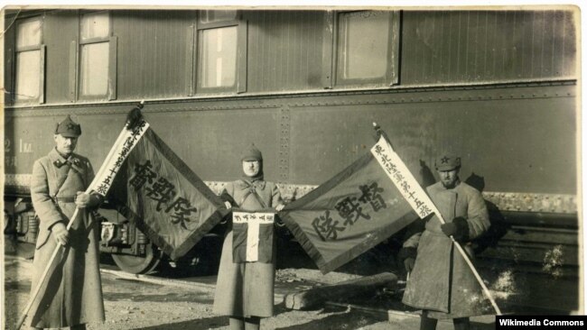 Конфликт на КВЖД, 1929 г., бойцы РККА с трофейными знамёнами Чжан Сюэлянa