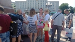 Галина Некрасова (в центре) во время акции