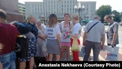 Галина Некрасова (в центре) во время акции