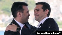 Premierul grec Alexis Tsipras și omologul macedonean Zoran Zaev, după semnarea acordului privind schimbarea numelui fostei republici iugoslave, Psarades, 17 iunie, 2018