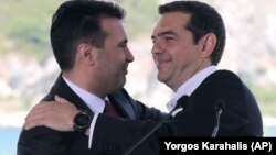 Premierii Alexis Tsipras și Zoran Zaev după semnarea acordului de la Psarades, 17 iunie 2018