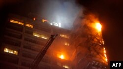 Горит здание компании Enel в столице Чили Сантьяго. 18 октября 2019 года.