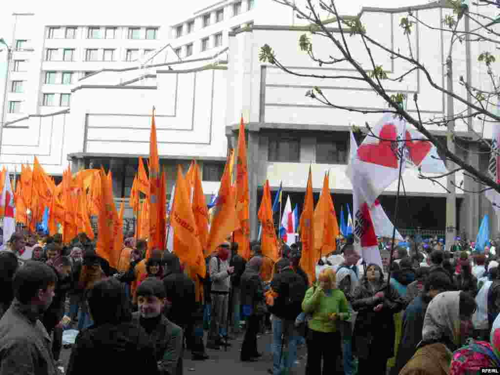 Protests near the Constitutional Court in Kyiv on April 19 (RFE/RL)