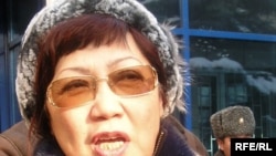 «Журналистер қауіп-қатерде» қорының президенті Розлана Таукина Алматының әкімшілік сотының алдында. 11 қаңтар 2010 жыл.