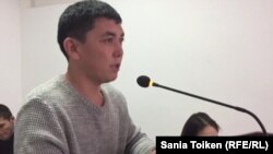 Оралман из Китая Кали Каптуаки выступает в суде. Атырау, 24 ноября 2017 года.