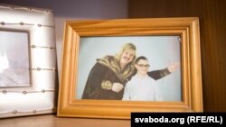 У пакоі Мгера шмат міжнародных дыплёмаў і фота з зоркамі