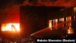 Пожарные пытаются потушить пожар в ТЦ "Синдика", 8 октября 2017 года
