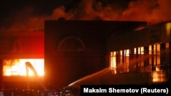 Тушение пожара в торговом центре "Синдика" на северо-западе Москвы