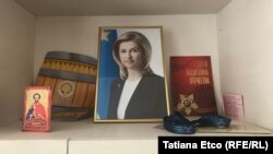 Biroul primăriei din satul Etulia, UTA Găgăuzia: o icoană, portretul bașcanului Irina Vlah și o felicitare de Ziua Armatei Roșii (foto arhivă 2018).