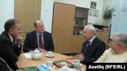 Василий Бочкарев (второй слева) встречается с лидером Всемирного конгресса татар Ринатом Закировым