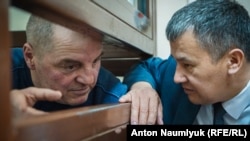 Крымскотатарский активист Эдем Бекиров (слева) и адвокат Ислям Велиляев (справа), архивное фото 